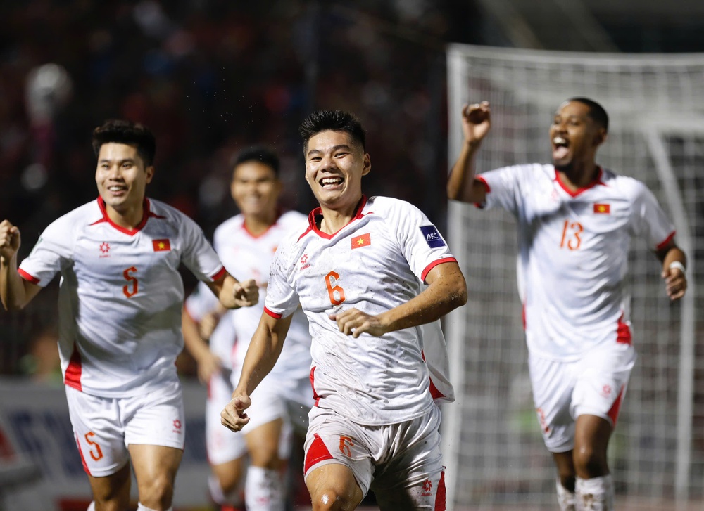 HLV Kim Sang Sik: ‘Hiệp 2 nhiều cầu thủ Việt Nam đã xuống sức’ - Ảnh 1.