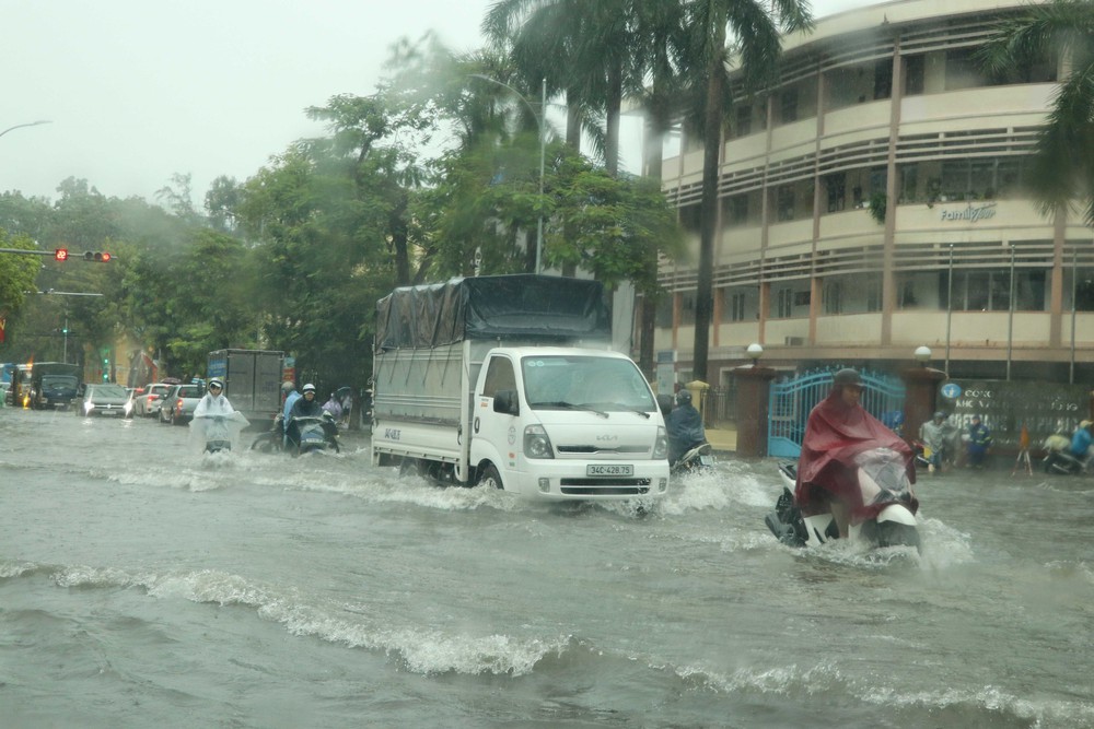 Hải Phòng ngập úng ngập cục bộ sau mưa lớn - Ảnh 5.