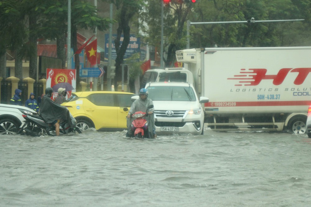 Hải Phòng ngập úng ngập cục bộ sau mưa lớn - Ảnh 4.