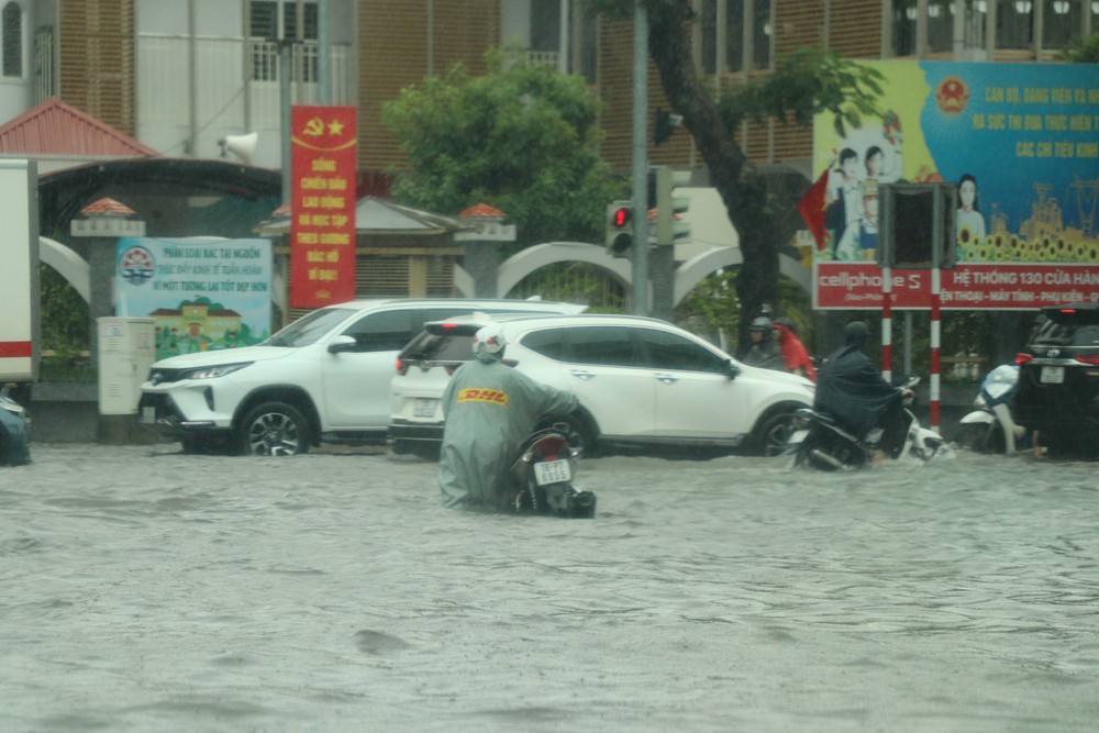 Hải Phòng ngập úng ngập cục bộ sau mưa lớn - Ảnh 2.