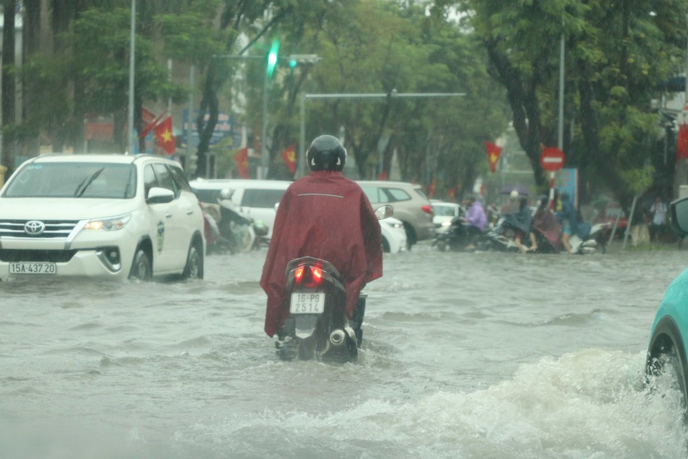 Hải Phòng ngập úng ngập cục bộ sau mưa lớn - Ảnh 6.