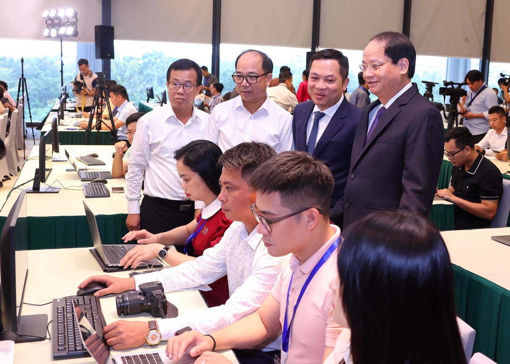 Khai trương Trung tâm Báo chí phục vụ Đại hội đại biểu Đảng bộ thành phố Hà Nội lần thứ 18 - Ảnh 4.