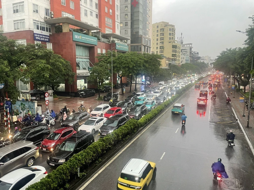 Nhiều tuyến đường Hà Nội tắc nghẽn cục bộ trong cơn mưa sớm - Ảnh 2.