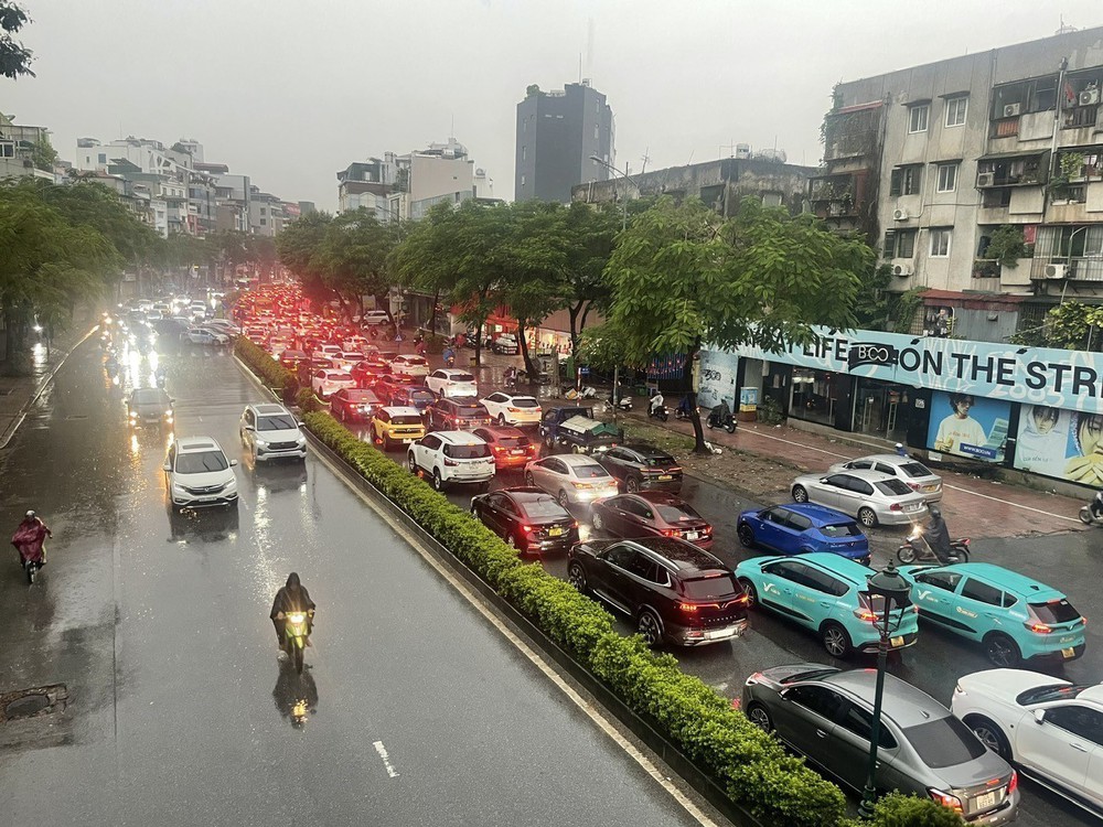 Nhiều tuyến đường Hà Nội tắc nghẽn cục bộ trong cơn mưa sớm - Ảnh 1.