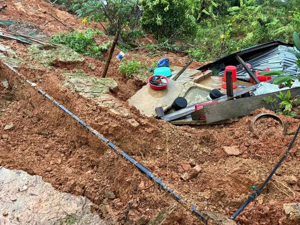 Tình trạng sạt lở nghiêm trọng tại nhiều địa phương ở Đà Nẵng - Ảnh 1.