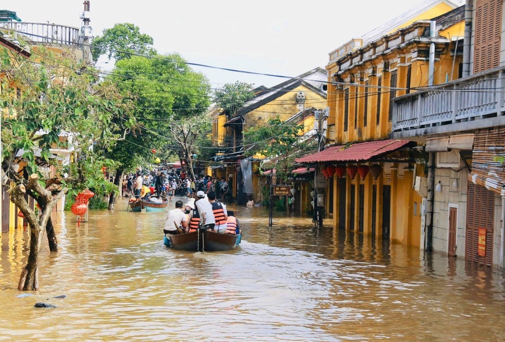 Tình trạng sạt lở nghiêm trọng tại nhiều nơi ở Đà Nẵng - Ảnh 1.
