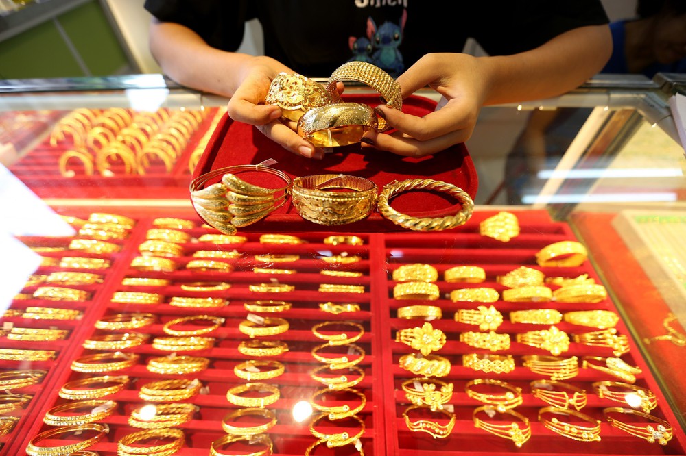 Giá vàng lần đầu tiên vượt ngưỡng 4.200 USD/ounce tại châu Á - Ảnh 1.