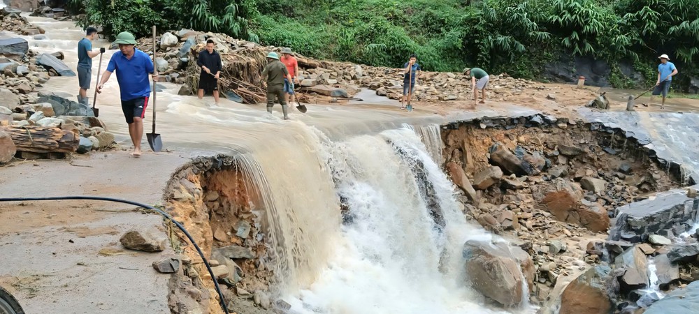 Mưa lớn gây sạt lở đất, lũ lụt tại Quảng Ninh - Ảnh 2.