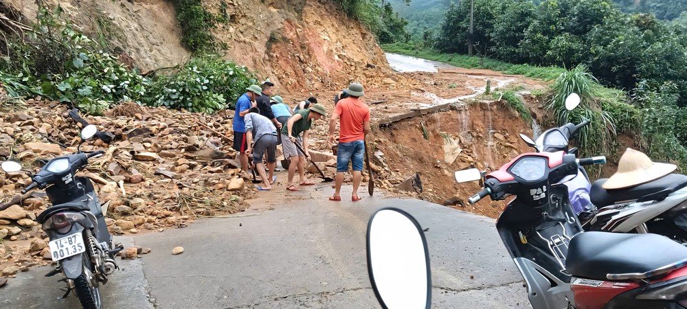 Mưa lớn gây sạt lở đất, lũ lụt tại Quảng Ninh - Ảnh 3.