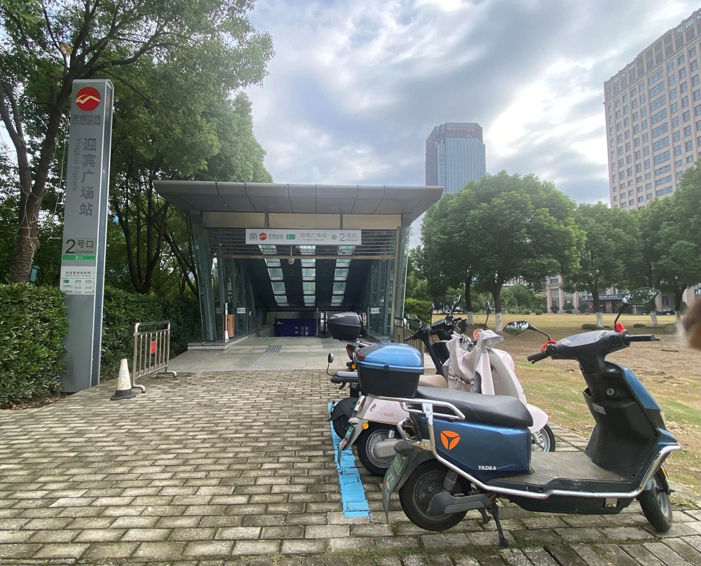 Kinh nghiệm đổi xe xăng sang điện của Trung Quốc và Việt Nam - Ảnh 1.