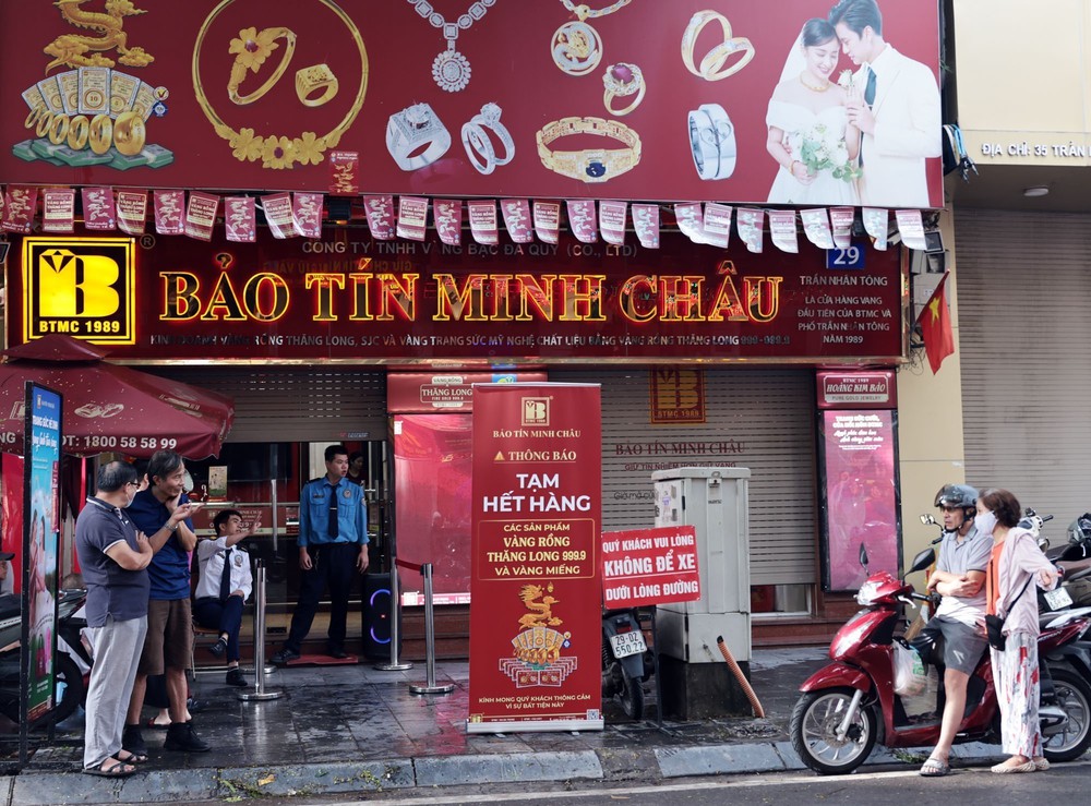 Giá vàng tăng mạnh, dù khan hiếm người dân vẫn xếp hàng chờ mua - Ảnh 4.