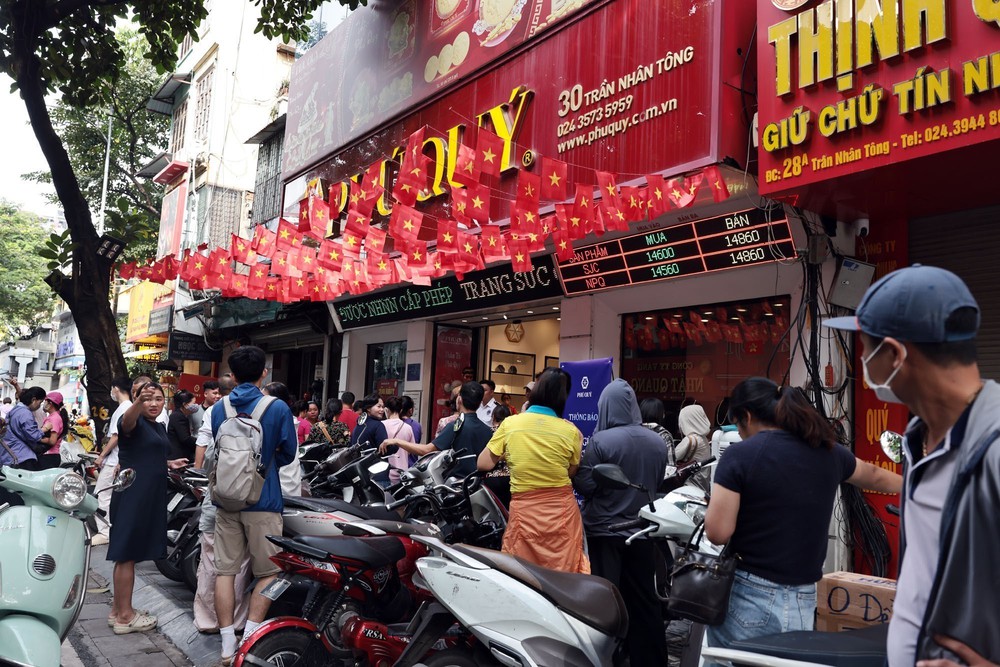 Giá vàng tăng mạnh, dù khan hiếm người dân vẫn xếp hàng chờ mua - Ảnh 5.