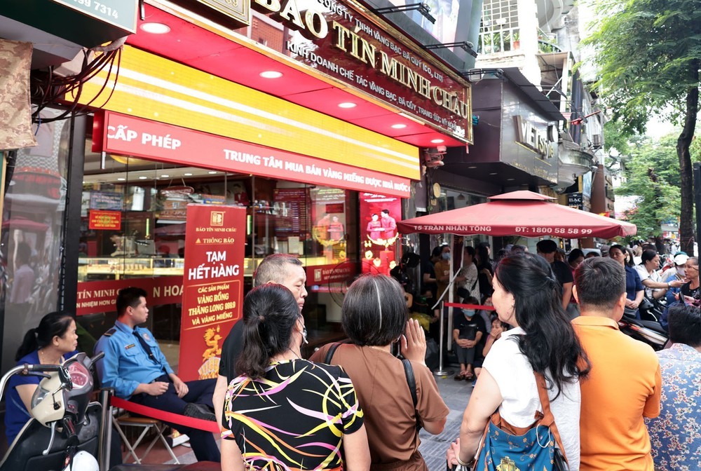 Giá vàng tăng mạnh, dù khan hiếm người dân vẫn xếp hàng chờ mua - Ảnh 2.