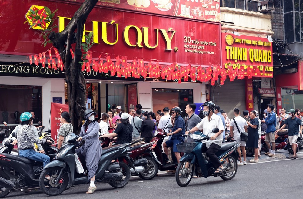 Giá vàng tăng mạnh, dù khan hiếm người dân vẫn xếp hàng chờ mua - Ảnh 7.