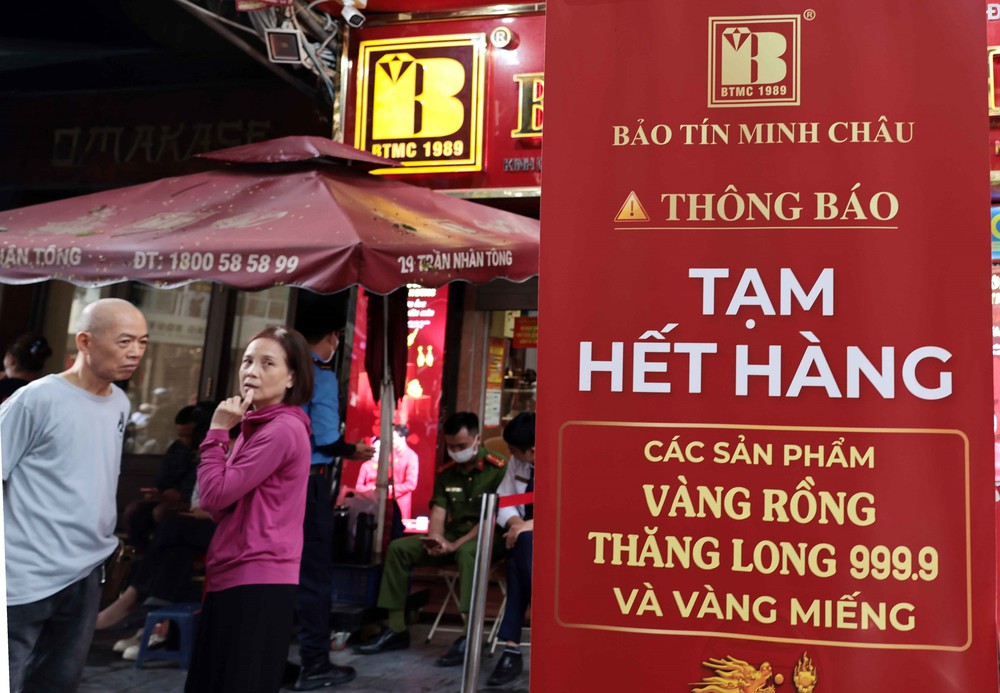 Giá vàng tăng mạnh, dù khan hiếm người dân vẫn xếp hàng chờ mua - Ảnh 3.