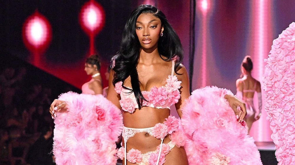 Vận động viên chuyên nghiệp đầu tiên sải bước trên sàn diễn Victoria's Secret Fashion Show - Ảnh 1.