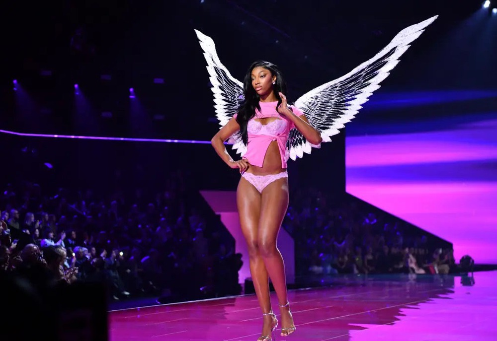 Angel Reese: Vận động viên chuyên nghiệp đầu tiên trình diễn show của Victoria's Secret - Ảnh 3.