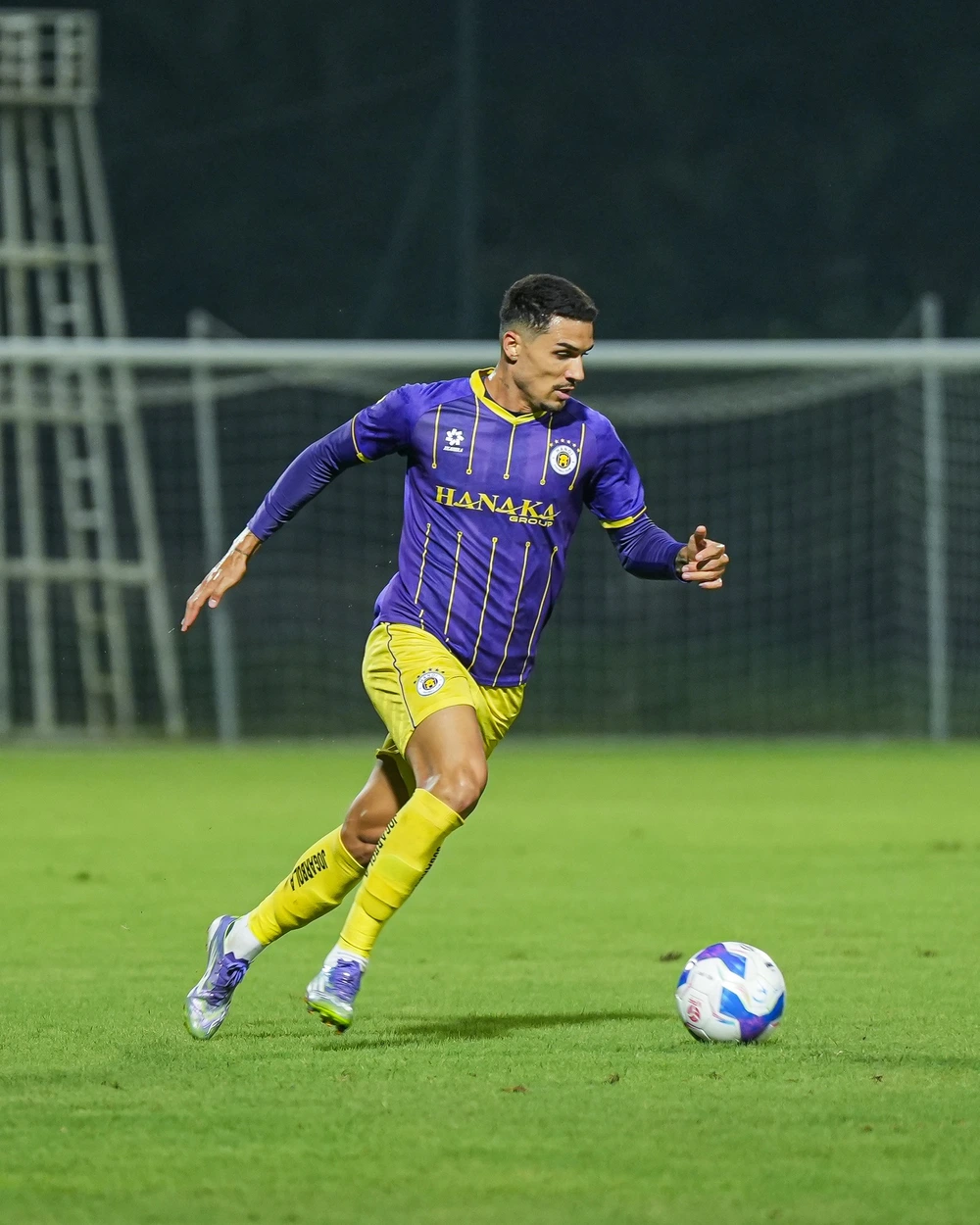 HLV Harry Kewell làm nóng rực V-League, CĐV chờ đợi màn đối đầu Hoàng Hên gặp Hoàng Đức, Văn Lâm - Ảnh 2.