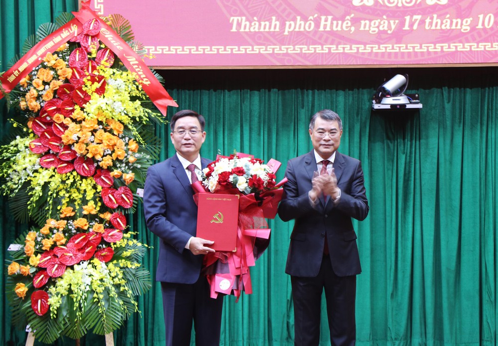 Đồng chí Nguyễn Đình Trung được chỉ định giữ chức Bí thư Thành ủy Huế - Ảnh 1.