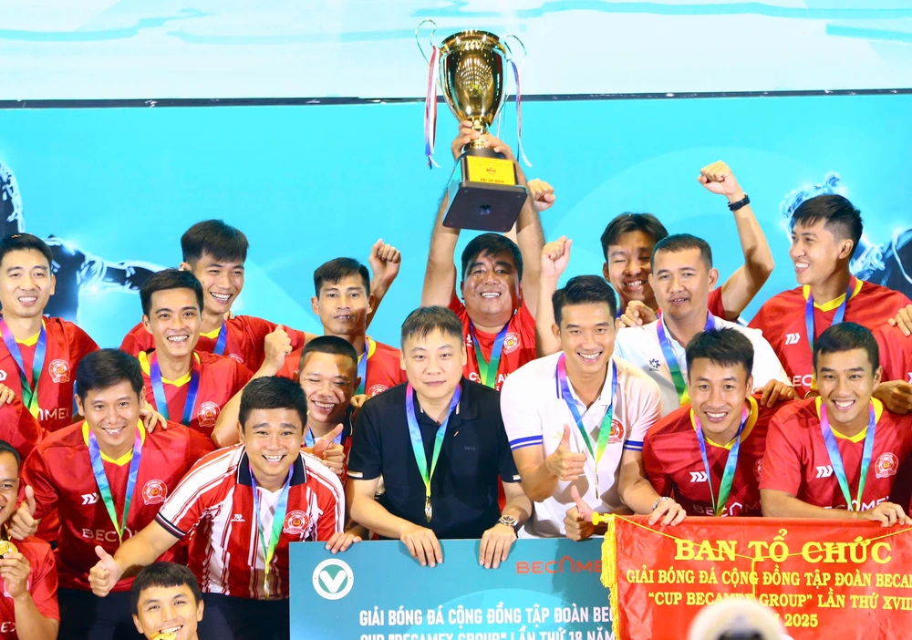 Công an TP.HCM lần đầu vô địch giải bóng đá phong trào sân 11 lớn nhất Việt Nam - Ảnh 2.