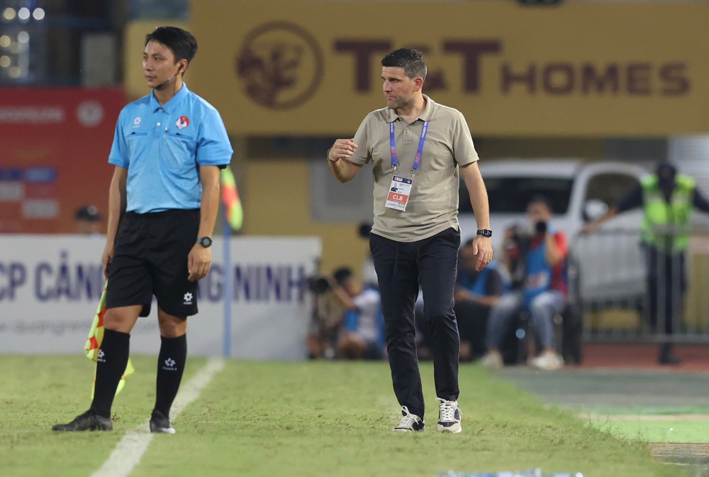 HLV Tây Ban Nha nói lý do nổi nóng với trọng tài V-League - Ảnh 1.