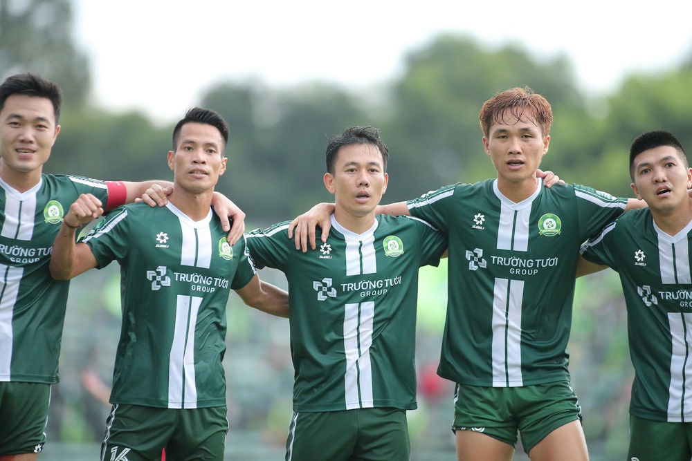 Tin nóng bóng đá Việt Nam hôm nay 19/10: Cầu thủ SLNA nhắc Văn Quyến khi đánh bại Nguyễn Filip; Hoàng Đức được ví như 'người máy' - Ảnh 3.