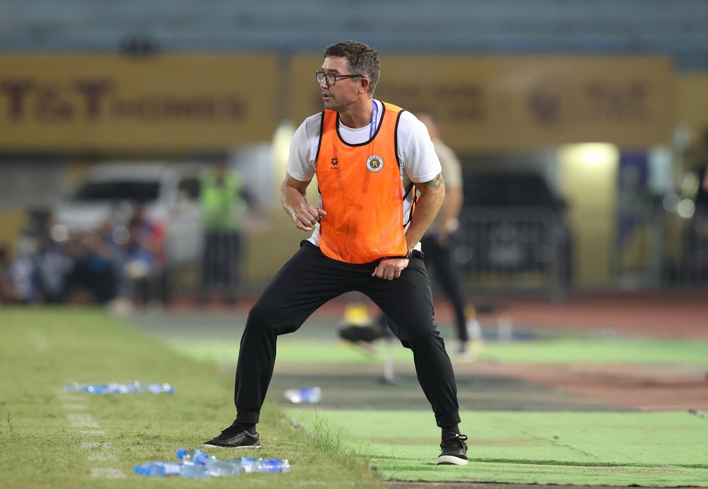 Hoàng Đức, Văn Lâm cho thấy V-League quá khắc nghiệt với HLV Harry Kewell - Ảnh 2.