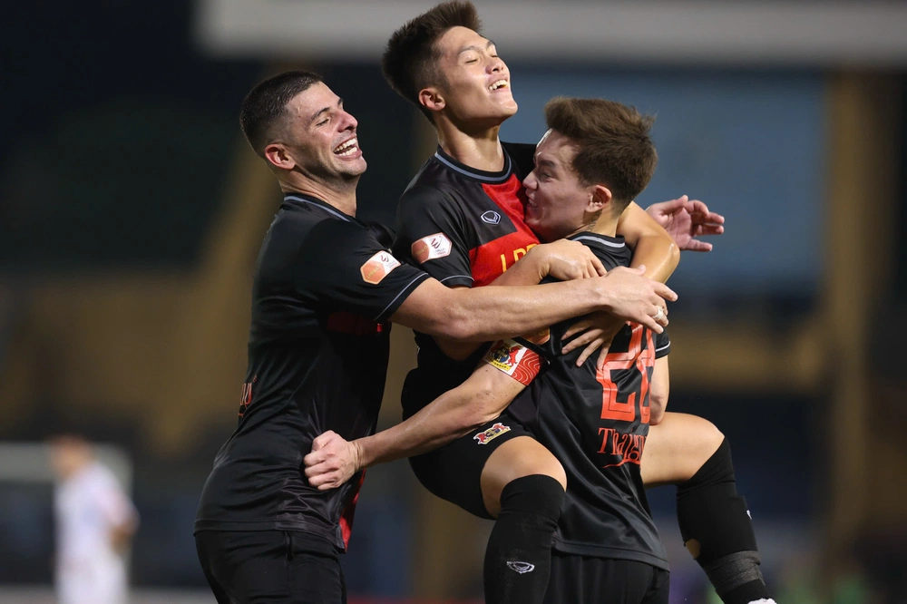 Hoàng Đức, Văn Lâm cho thấy V-League quá khắc nghiệt với HLV Harry Kewell - Ảnh 4.