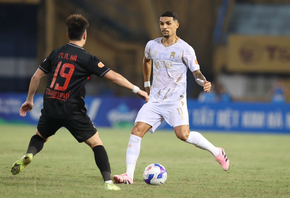 Hoàng Đức, Văn Lâm cho thấy V-League quá khắc nghiệt với HLV Harry Kewell - Ảnh 1.
