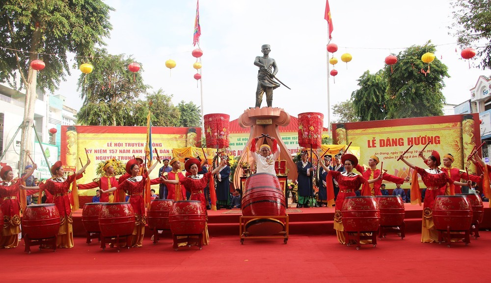 Dâng hương tưởng niệm Anh hùng dân tộc Nguyễn Trung Trực - Ảnh 1.
