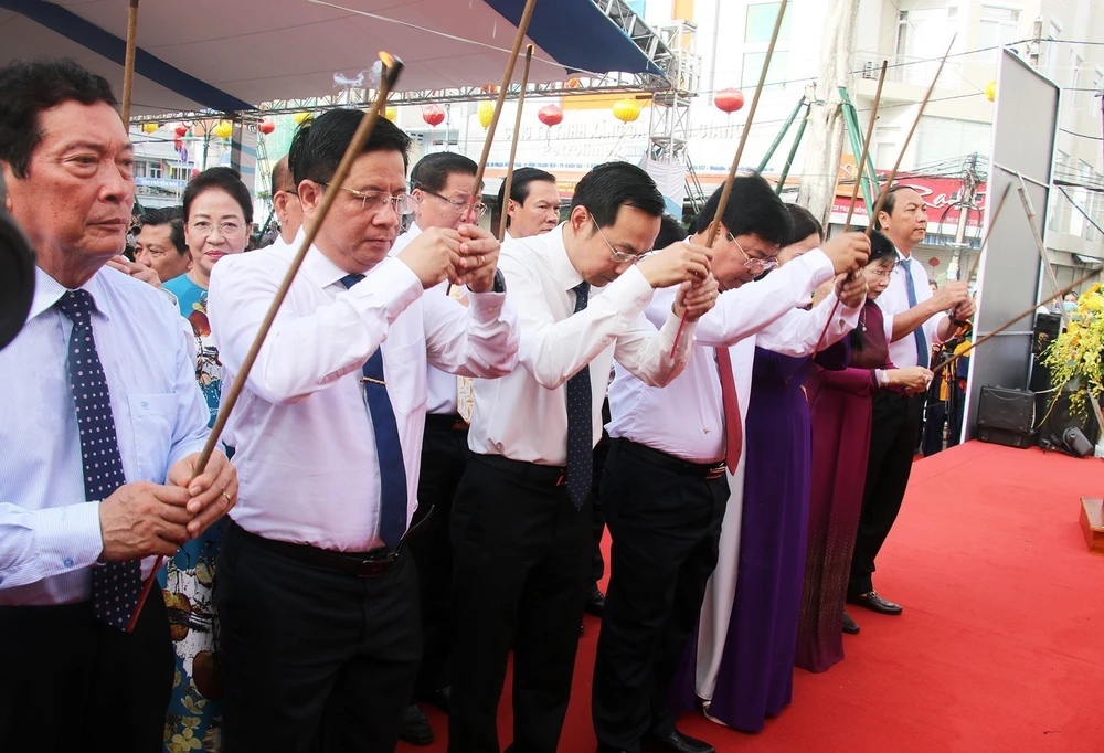 vnapotalangiangdanghuongtuongniemanhhungdantocnguyentrungtruc8346658-1760760163929669009419.jpg