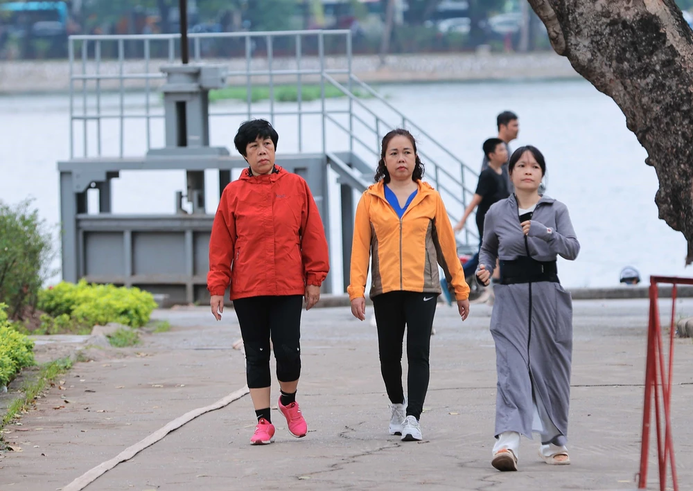 Không khí lạnh ảnh hưởng đến khu vực Đông Bắc Bắc Bộ, mưa lớn từ Nghệ An đến Quảng Ngãi - Ảnh 1.