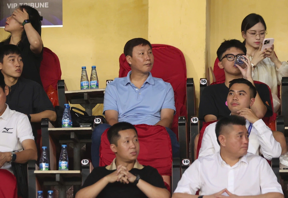 HLV Kim Sang Sik chứng kiến Văn Lâm và Quốc Việt tỏa sáng, cựu danh thủ Liverpool nhận thất bại dù có Đỗ Hoàng Hên  - Ảnh 1.