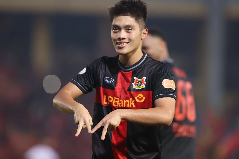 HLV Kim Sang Sik chứng kiến Văn Lâm và Quốc Việt tỏa sáng, cựu danh thủ Liverpool nhận thất bại dù có Đỗ Hoàng Hên  - Ảnh 3.