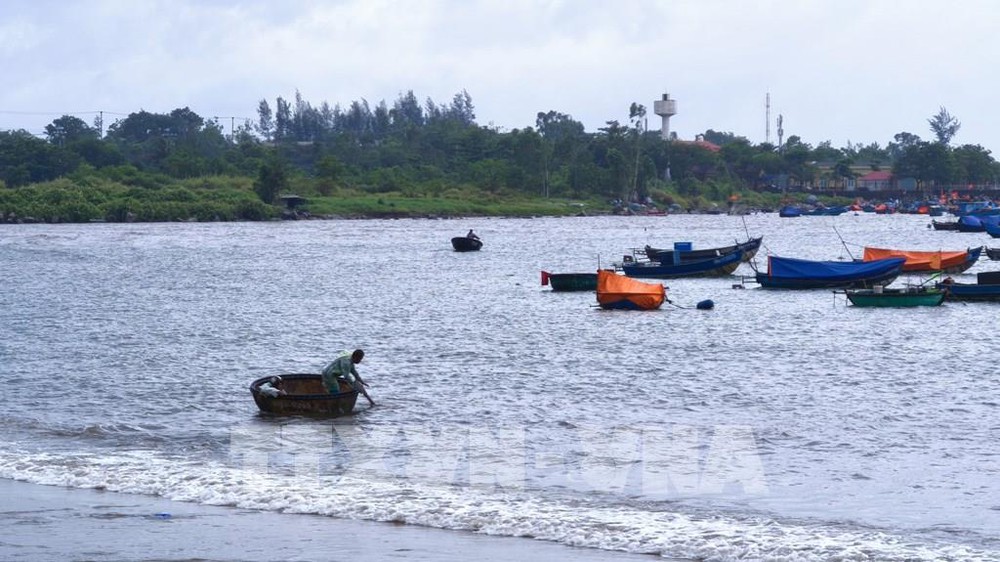 Bão FENGSHEN đi vào Biển Đông trở thành bão số 12 trong năm 2025 - Ảnh 2.