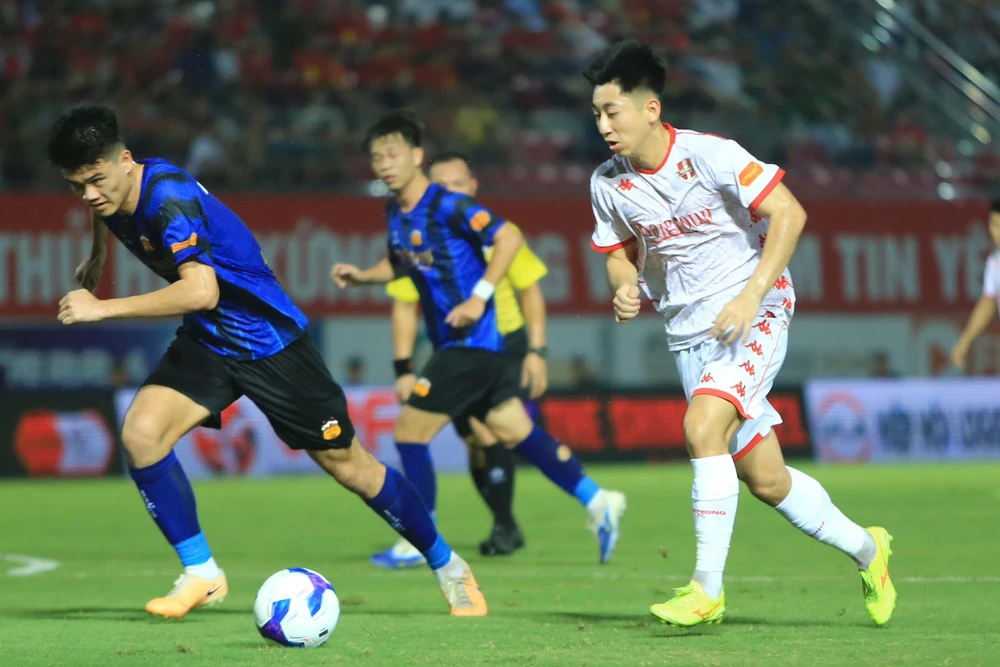 Tin nóng bóng đá Việt Nam hôm nay 20/10: Đội tuyển nữ quyết bảo vệ HCV SEA Games; HLV Quang Trãi thừa nhận HAGL trả giá vì sai sót - Ảnh 2.