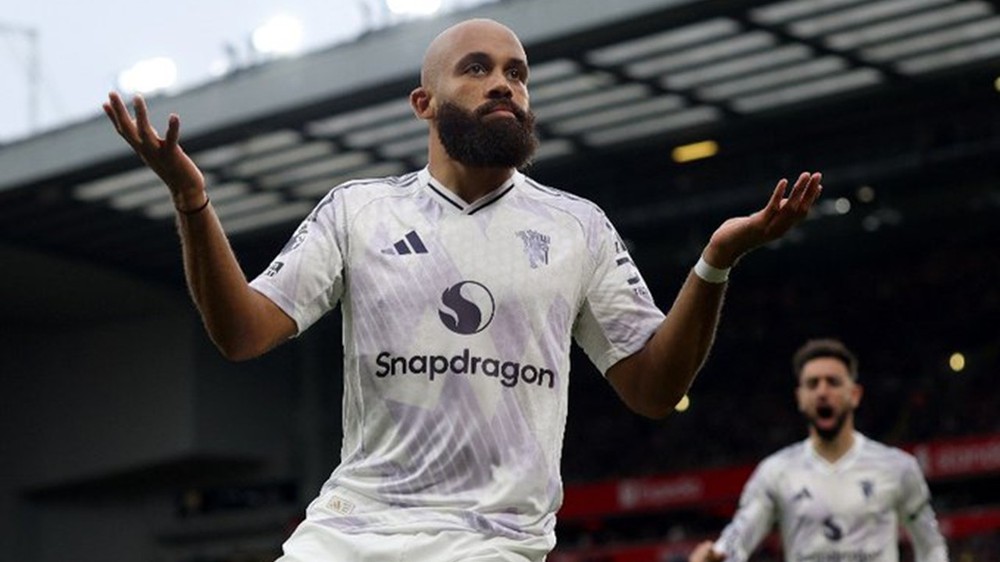 Maguire hóa người hùng, MU hạ Liverpool trong trận cầu nghẹt thở - Ảnh 1. Maguire hóa người hùng, MU hạ Liverpool trong trận cầu nghẹt thở - Ảnh 1.