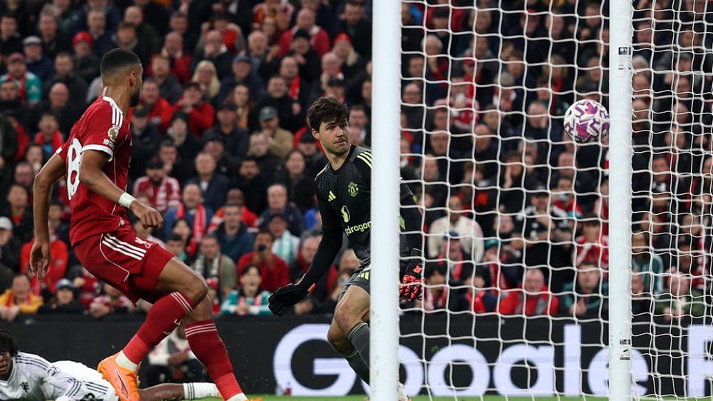 Maguire hóa người hùng, MU hạ Liverpool trong trận cầu nghẹt thở - Ảnh 4. Maguire hóa người hùng, MU hạ Liverpool trong trận cầu nghẹt thở - Ảnh 4.