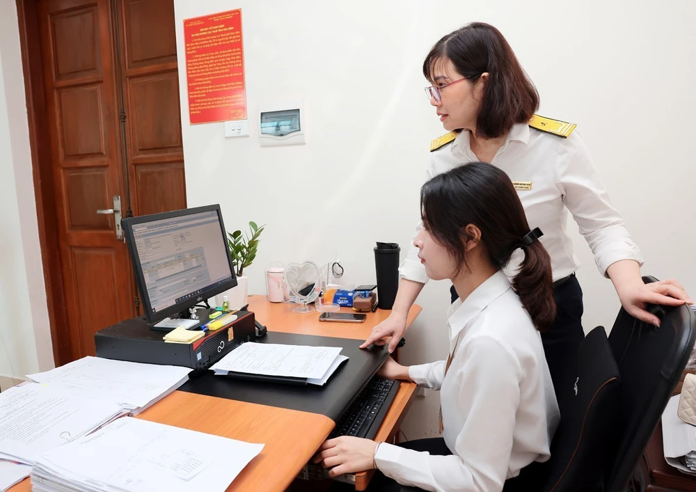 Thu ngân sách nhà nước vượt dự toán, đạt hơn 2 triệu tỷ đồng - Ảnh 2.
