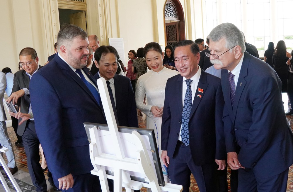 Chủ tịch Quốc hội Hungary cắt băng khai mạc triển lãm ảnh về Thành phố Hồ Chí Minh đầu thế kỷ XX - Ảnh 3.