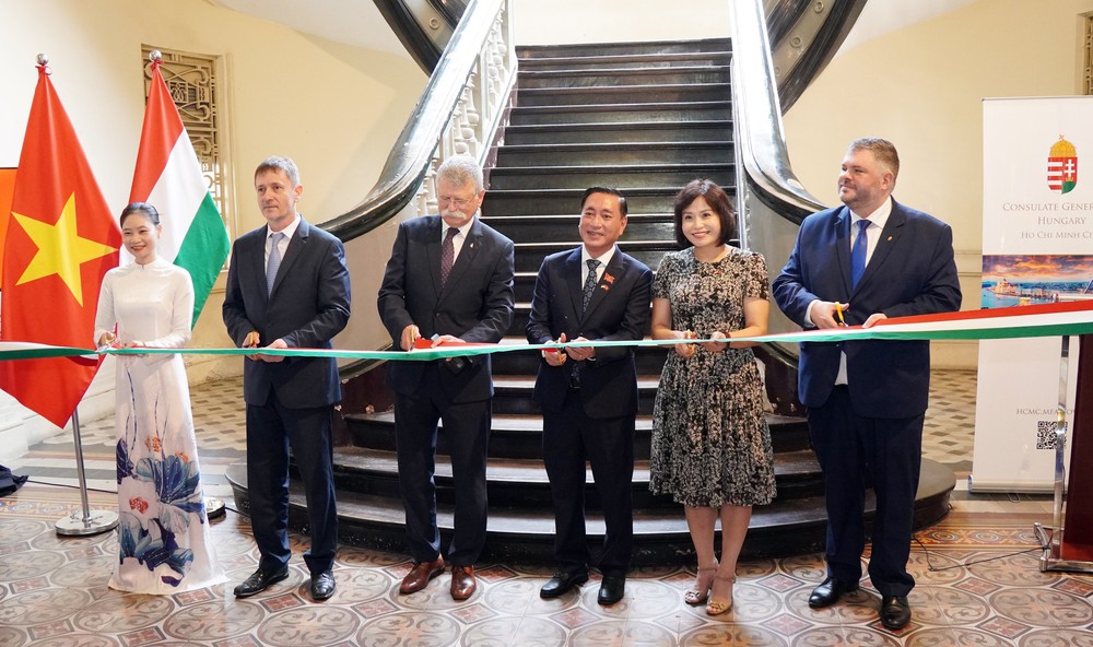 Chủ tịch Quốc hội Hungary cắt băng khai mạc triển lãm ảnh về Thành phố Hồ Chí Minh đầu thế kỷ XX - Ảnh 2.