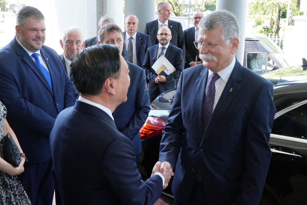 Chủ tịch Quốc hội Hungary cắt băng khai mạc triển lãm ảnh về Thành phố Hồ Chí Minh đầu thế kỷ XX - Ảnh 1.