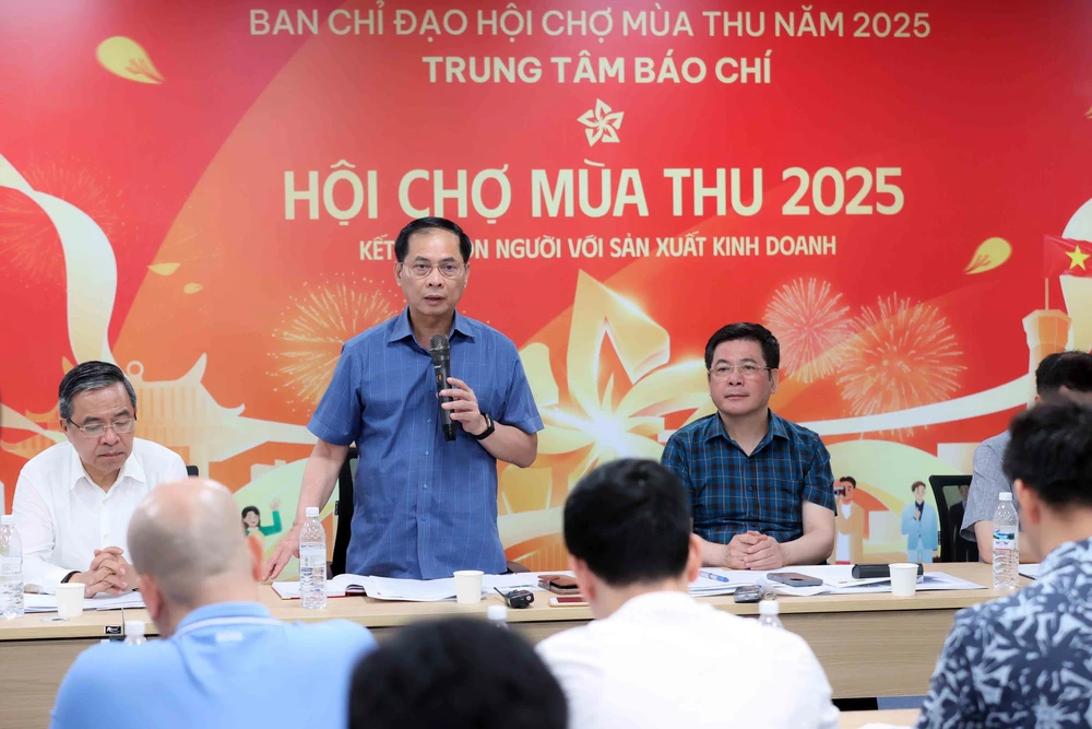 Đẩy nhanh tiến độ thi công, đảm bảo chất lượng các gian hàng tại Hội chợ mùa Thu - Ảnh 1.