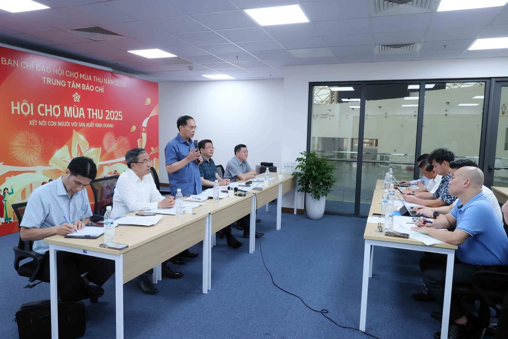 Đẩy nhanh tiến độ thi công, đảm bảo chất lượng các gian hàng tại Hội chợ mùa Thu - Ảnh 2.