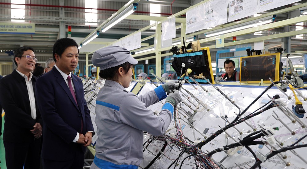 Thu ngân sách nhà nước vượt dự toán, đạt hơn 2 triệu tỷ đồng - Ảnh 1.