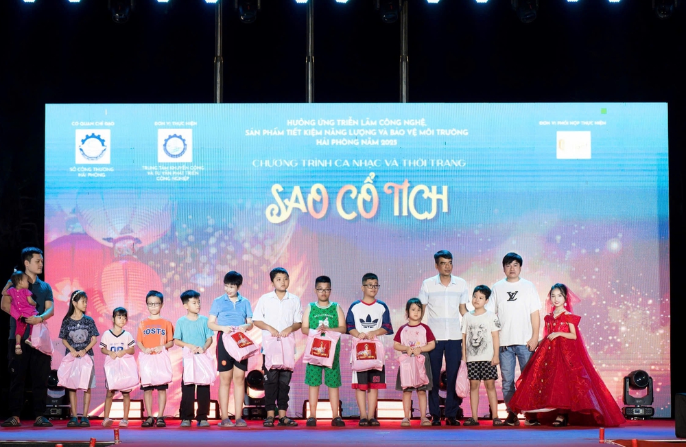 Lê Ngọc Minh Giang mang Trung thu yêu thương đến với trẻ em Hải Phòng - Ảnh 1.