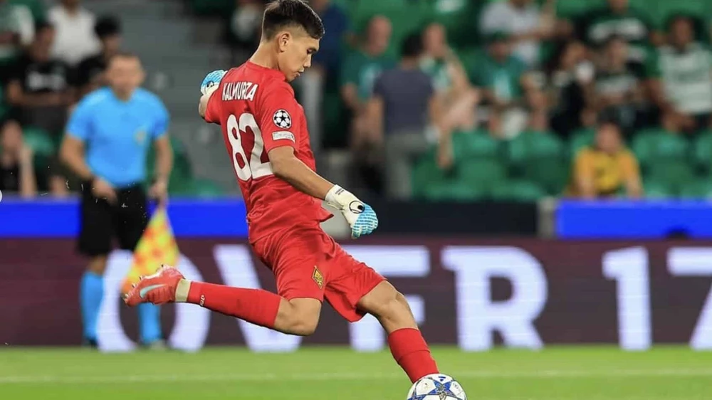 Thủ môn 18 tuổi tỏa sáng trước Real Madrid, gây sốt mạng xã hội vì có mẹ xinh đẹp như thiếu nữ - Ảnh 1.