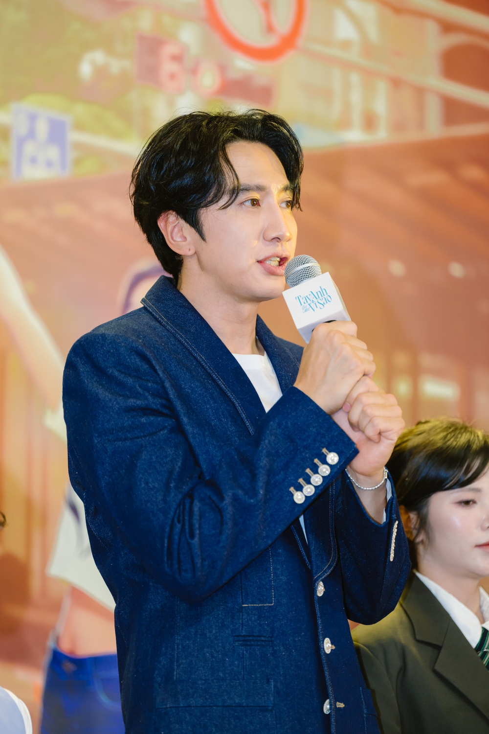 Lee Kwang Soo xuất hiện rạng rỡ tại thảm đỏ phim &quot;Tay anh giữ một vì sao&quot; - Ảnh 5.