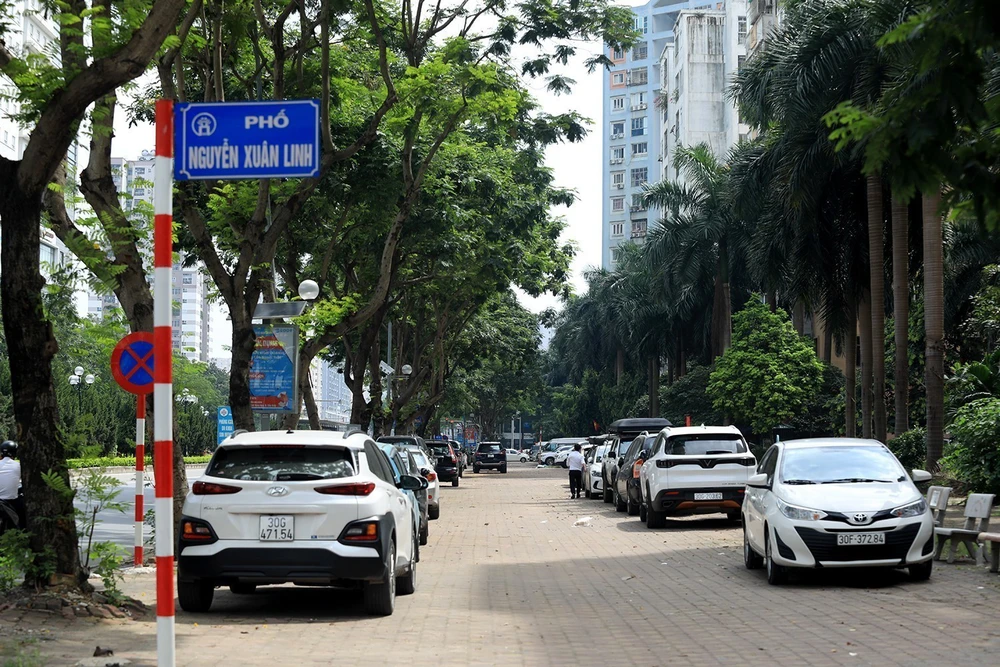 Hà Nội rà soát, xử lý nghiêm các bãi trông xe không nằm trong Quy hoạch - Ảnh 1.