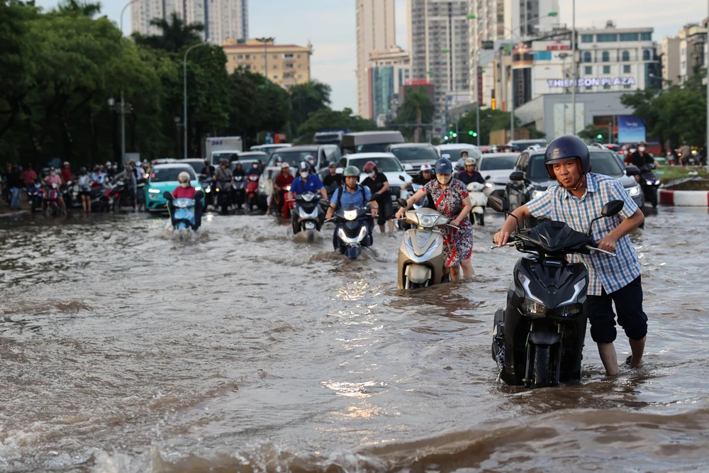 Ảnh hưởng bão số 10: Giải pháp phòng chống úng ngập lâu dài cho Hà Nội khi mưa bão - Ảnh 2.